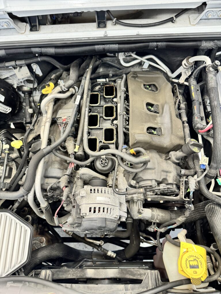 エンジンカバーを取り外した様子