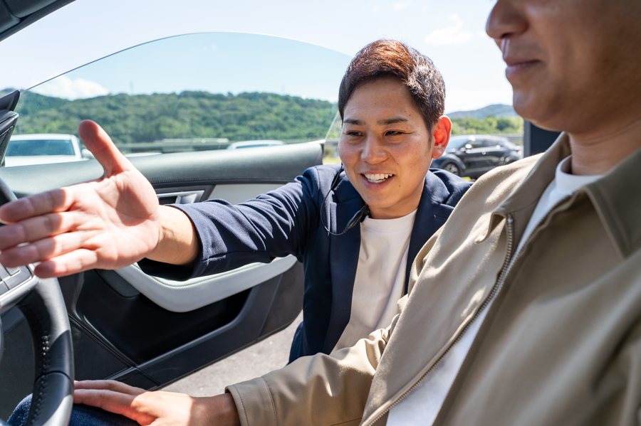 運転席の操作を説明するスタッフ