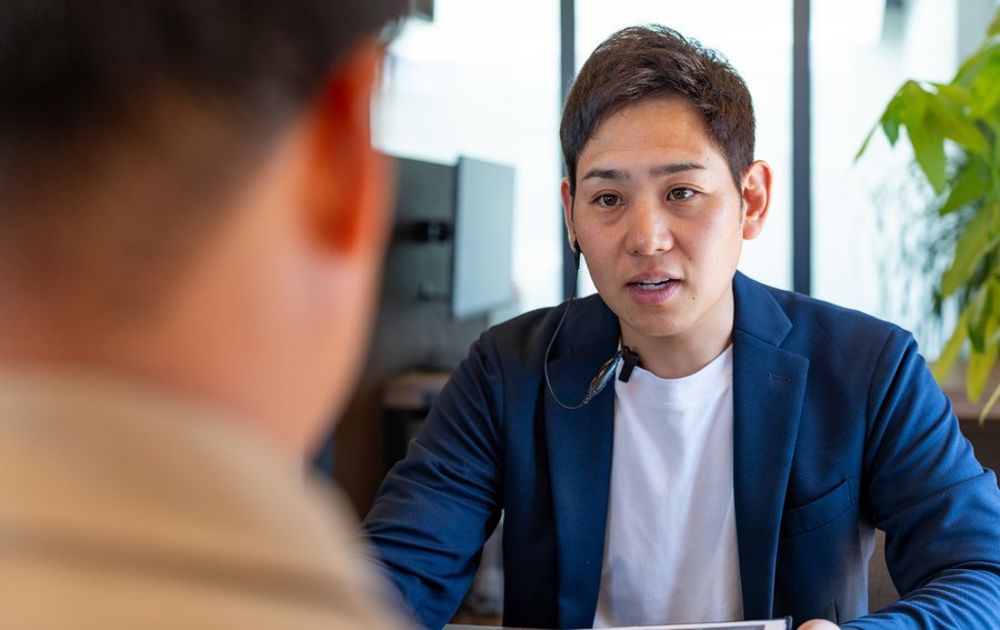 お客様と向き合って話を聞くスタッフ