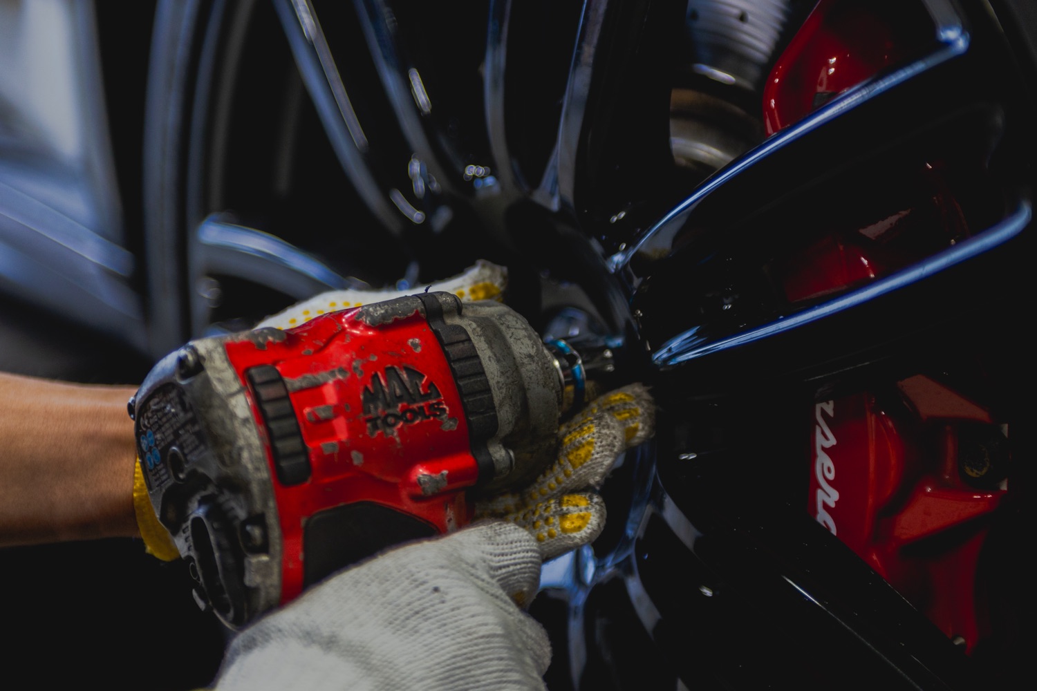 CARAD 認証工場 整備士による作業